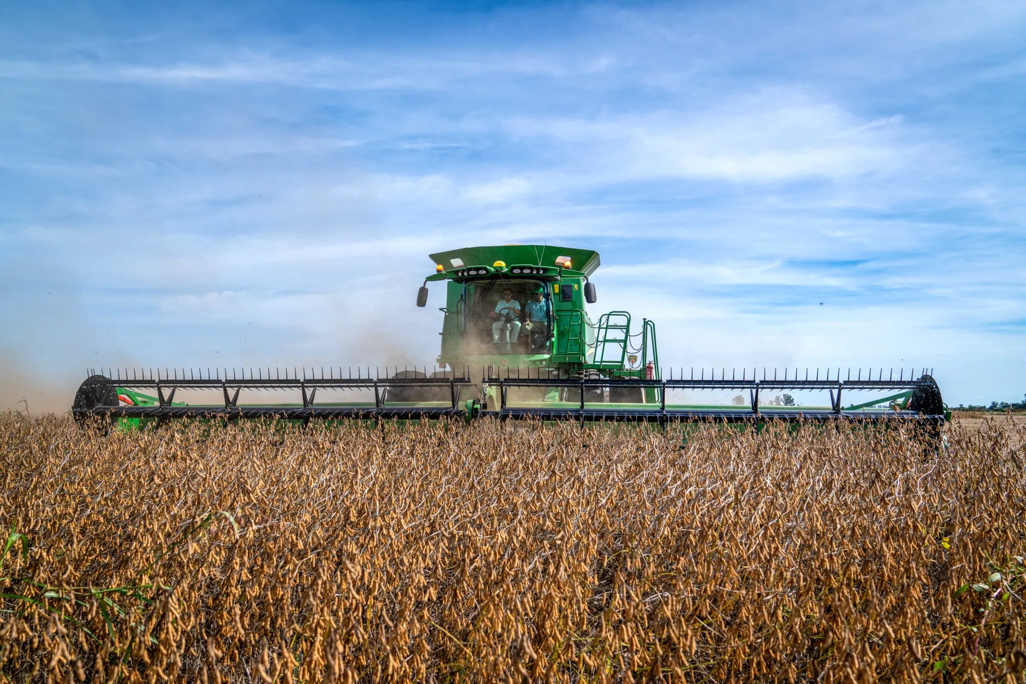 Cosechadora trabajando en un campo de soja en Argentina — Agro Swift